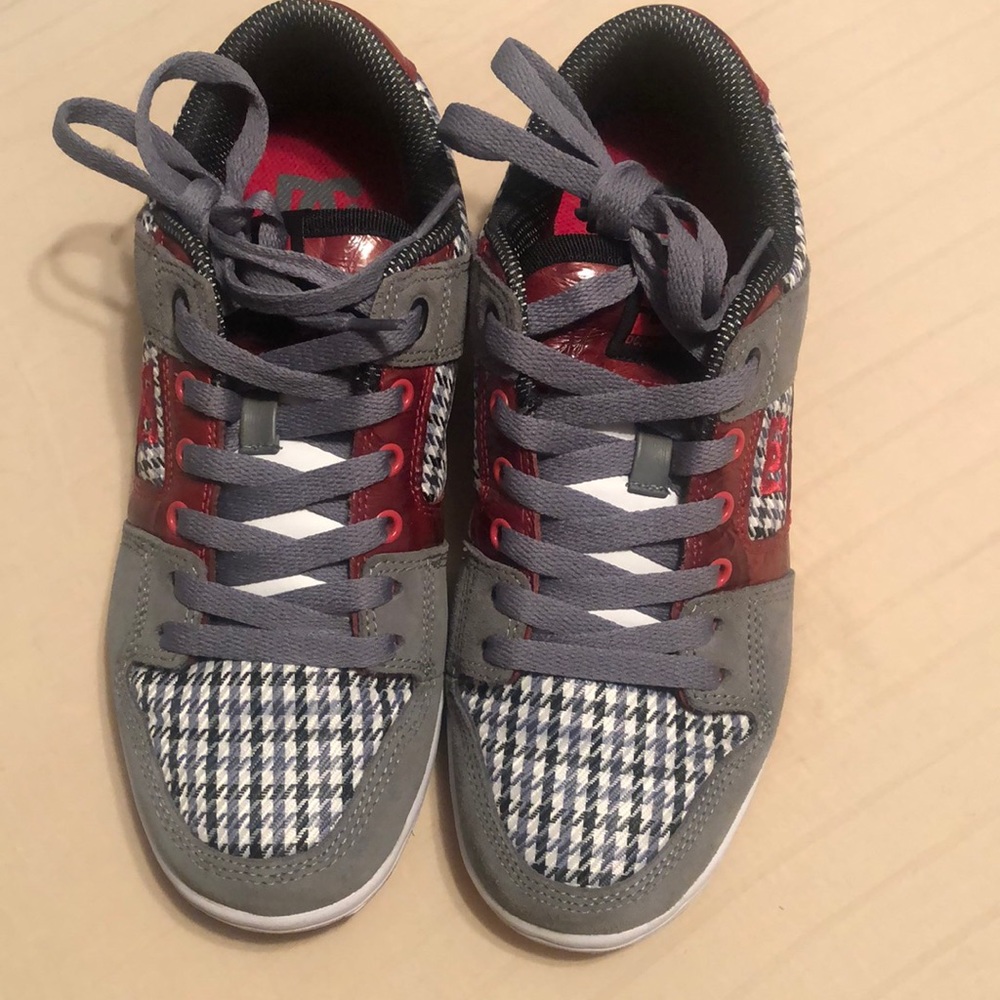 DC brand sneakers sz 7
